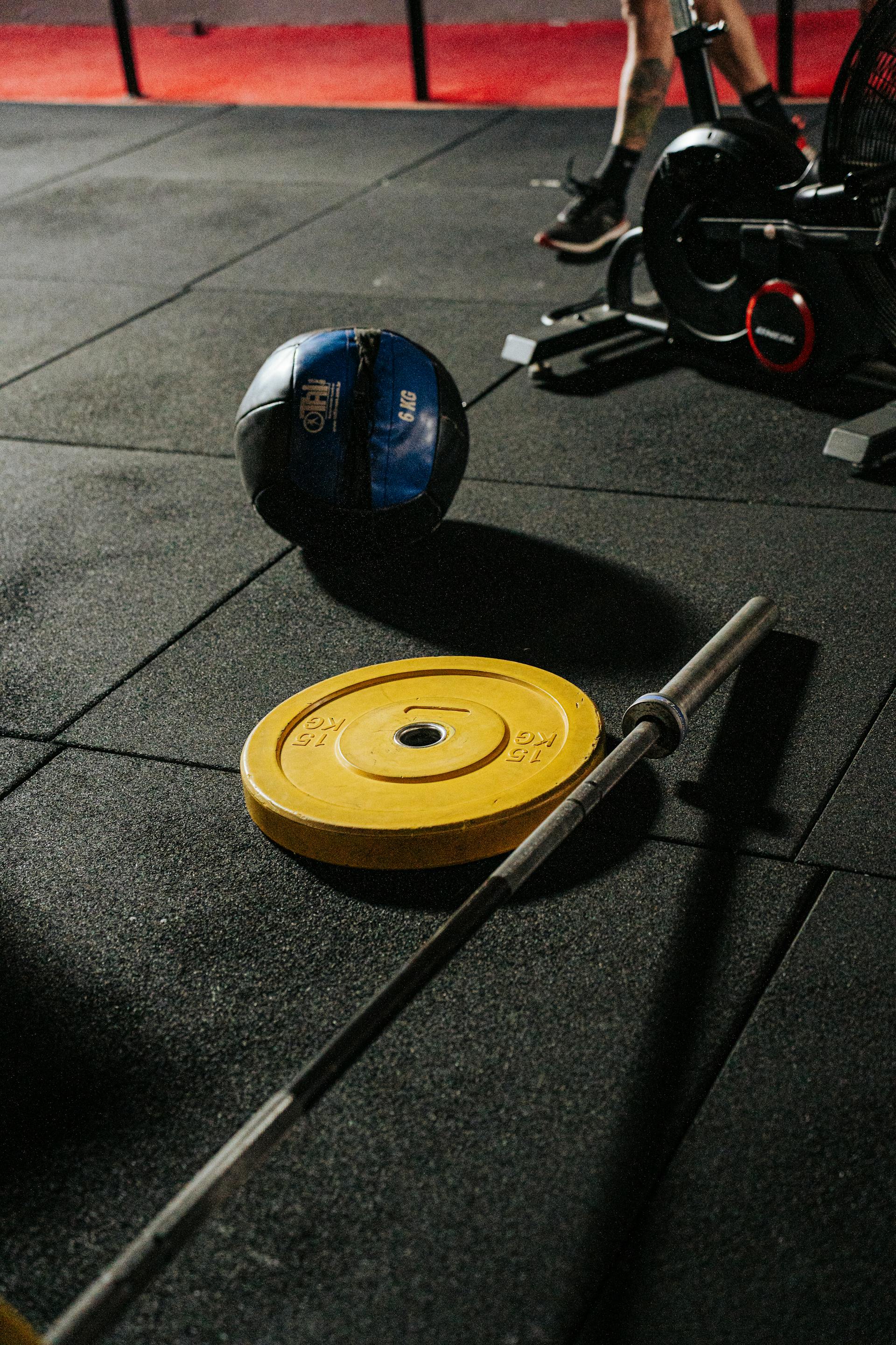 Aluno treinando com personal trainer e dados epigenéticos